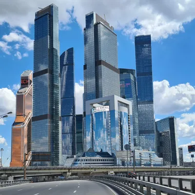 Деловой центр \"Москва-Сити\", Москва-река и железная дорога. Россия.