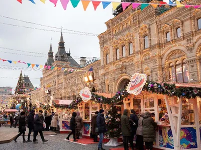 Москва, Россия, 04 декабря 2018: Празднование Нового года и Рождества на  Красной площади в центре Москвы. Праздничная ярмарка и парк развлечений  возле Кремля – Стоковое редакционное фото © gilmanshin #320387148