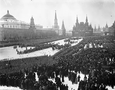 Раскрытие ящиков с картинами, вернувшимися из Москвы после эвакуации во  время Гражданской войны - Virtual Russian Museum