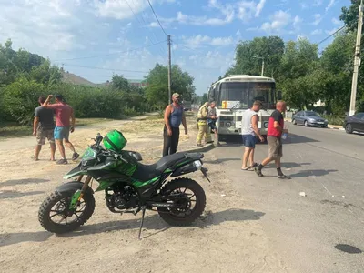 Мотоциклист столкнулся с поворачивающим налево автомобилем.