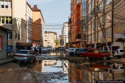 Сухим не дойти: дожди превратили Музыкальный микрорайон в маленькую Венецию