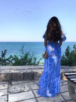 На море в длинном платье фото