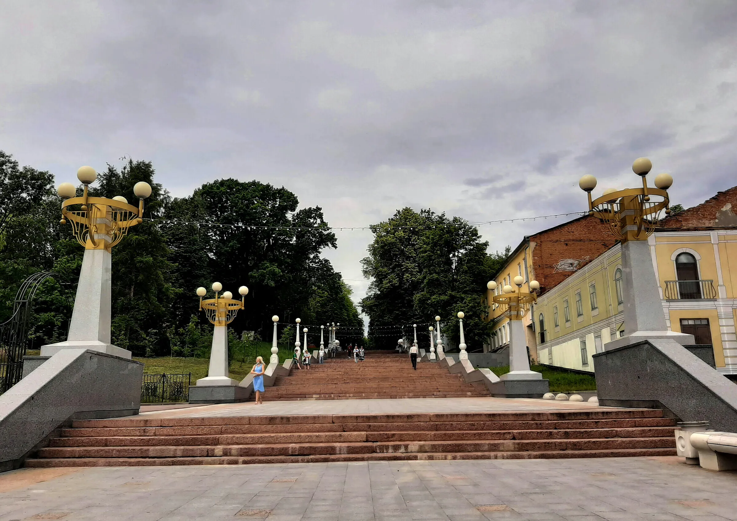 Реальный брянска. Лестница бульвар Гагарина Брянск. Лестница на набережной Брянск. Набережный фонтан Брянск. Потемкинская лестница Брянск.