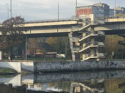 На набережной Трибуца в Калининграде отремонтировали скамейки