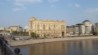 Кремлёвская набережная в Москве