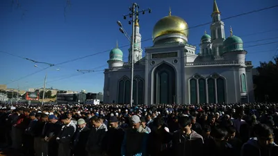 Ураза-байрам в Москве: перекрытые дороги, молитва на проезжей части, тысячи  мусульман и хутба у мечетей, самые яркие кадры - 21 апреля 2023 - msk1.ru