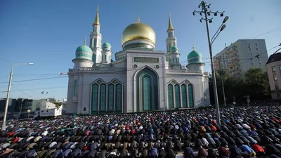 Праздничная молитва в центре Москвы собрала полмиллиона мусульман -  IslamNews