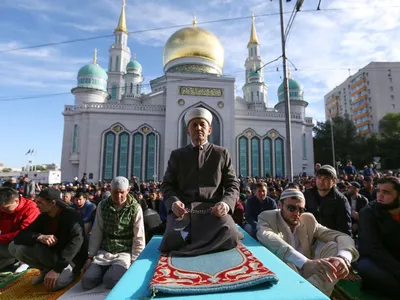 Более 100 тысяч мусульман собрались на торжественный намаз в Соборной  мечети Москвы на Ураза-байрам - KP.RU