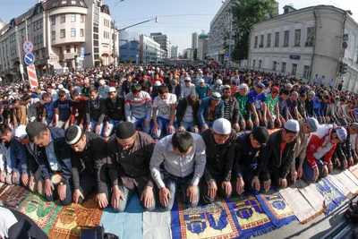 В Соборной мечети Москвы собрались тысячи верующих: кадры празднования  Ураза-байрама