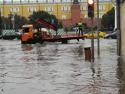 В Москве и области дождь затопил автомобили, они полностью уходят под воду,  многие машины могут получить гидроудар - 26 июля 2023 - msk1.ru