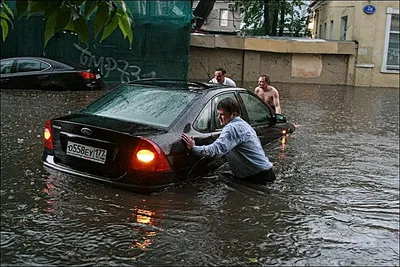 Непогода в Подмосковье: в области бушуют дождь, град, молнии, потоп | Москва  | ФедералПресс