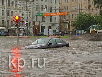 Затопленное метро и таксист на крыше: на Москву обрушился мощный ливень