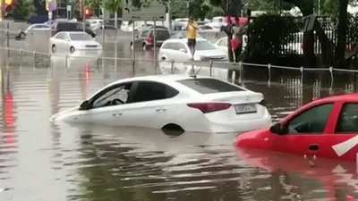 Из-за сильного ливня в Москве затопило дороги