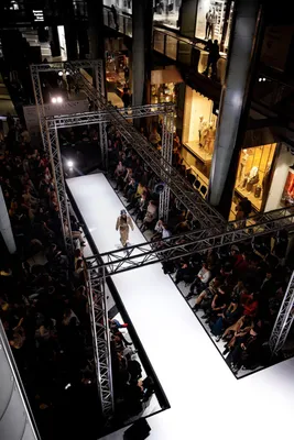 В Москве проходит неделя моды Mercedes-Benz Fashion Week Russia сезона  весна-лето 2018_Russian.news.cn