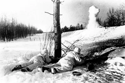 Фото \"У захваченного самолета немцев. Под Москвой\", 1941 год, Московская  обл. - История России в фотографиях