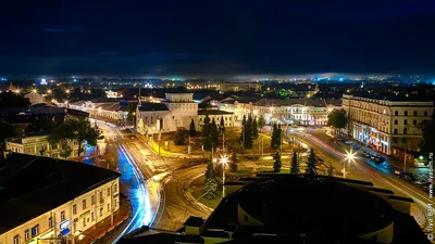 Вид на ночной Ярославль с крыши Волковского театра