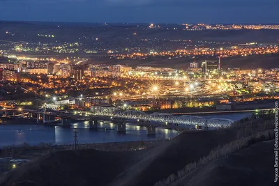 Ночной Красноярск в отражении🌃 Отмечайте нас на фото и мы опубликуем их в  своей новостной ленте. Фотограф: @aleynikovaoks | Instagram