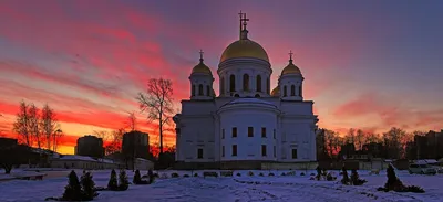 С.М. Прокудин-Горский. Екатеринбург. Вход в женский Тихвинский монастырь.  1909 год и 111 лет спустя.