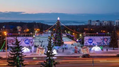 В Уфе на площади имени Ленина установили столичную новогоднюю елку Новости  МБУ Горзеленхоз - Ландшафтный дизайн, озеленение, благоустройство,  посадочный материал, рулонный газон, чернозем, посадка цветов, деревьев,  крупномеров