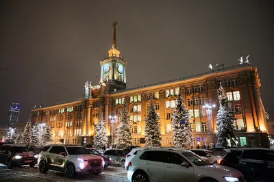 Новогодняя «Волга», обвешанная гирляндами, катается по центру Екатеринбурга