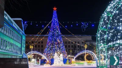 Новогодний Омск с лазерным шоу, салютом и ёлочными шарами: 14 праздничных  фото