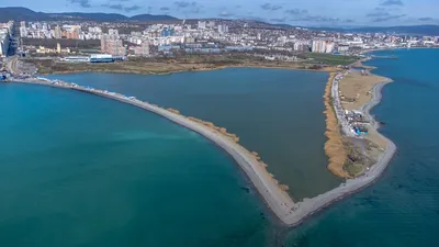 Новороссийск Россия Августа 2018 Года Пляж Широкая Балка Недалеко Города –  Стоковое редакционное фото © Leonid_Eremeychuk #208227948