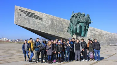 Памятная стела Город-герой Новороссийск с капсулой земли, памятник,  мемориал, Ямало-Ненецкий автономный округ, Губкинский, площадь Победы —  Яндекс Карты