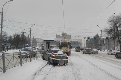 В Новосибирске Mazda сбила отца и ребенка, ожидавших трамвай на остановке -  Российская газета