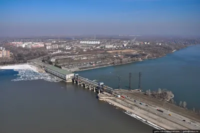 Спасли не всех: С дамбы новосибирской ГЭС во время фотосъёмки упали три  человека