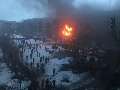 В Магнитогорске сотни жителей приходят к импровизированному мемориалу  памяти во дворе обрушившегося дома