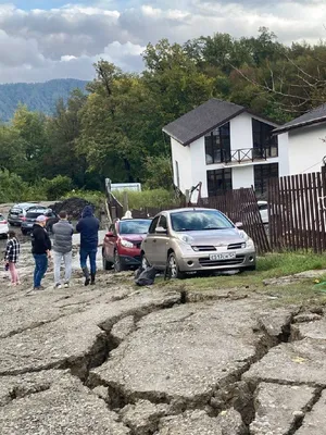 Фото и видео последствий схода оползня в Сочи 5 октября 2021: 20 домов  разворочено, трассы перекрыты - KP.RU