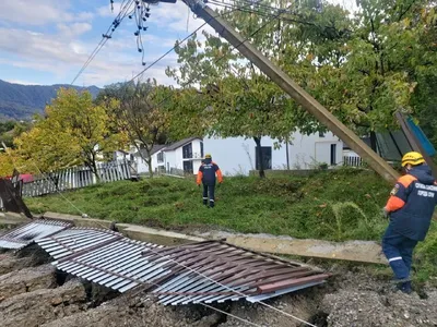 Фото и видео последствий схода оползня в Сочи 5 октября 2021: 20 домов  разворочено, трассы перекрыты - KP.RU