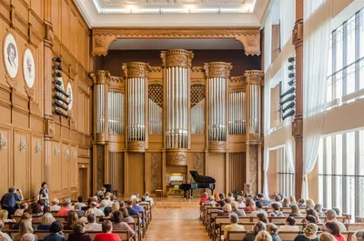 File:Penza Concert Hall, pipe organ hall (2015) - Пензенская филармония, органный  зал (2015) - panoramio (1).jpg - Wikimedia Commons