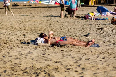 Самоизолируюсь на пляже\": как томичи проводят жаркую субботу - РИА Томск