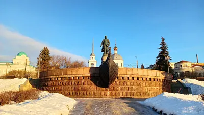 Памятник Афанасию Никитину на рассвете в Твери Monument to Afanasy Nikitin  in the rays of the dawn sun Stock Photo | Adobe Stock