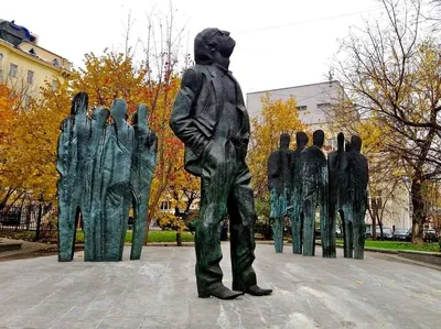 Памятник Иосифу Бродскому и Владимиру Высоцкому. Москва | Monument, Street  art, Sculptures