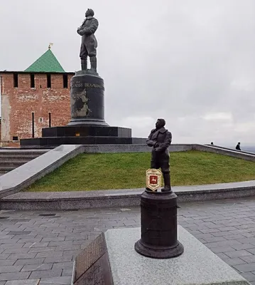 Памятник Валерию Чкалову в Нижнем Новгороде на Волжской набережной