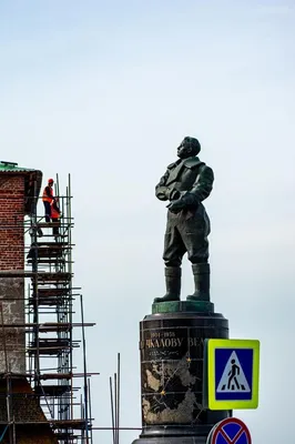 Валерий Чкалов, смотрящий в небо. Памятник в Нижнем Новгороде. Фото