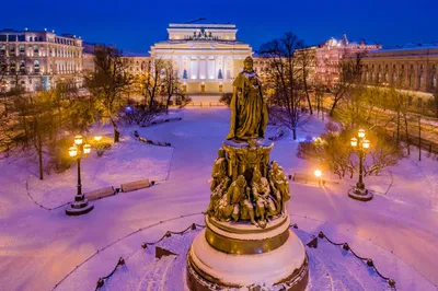 Санкт-Петербург Live - Величественный памятник Екатерине II на площади  Островского. Находится он в сквере у Невского, который часто называют  просто - \"Катькин садик\". Есть легенда, согласно которой Екатерина,  обсуждая с Фальконе проект