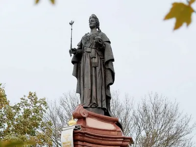 Памятник Екатерине II открыли в Горном университете Петербурга к 250-летию  вуза - KP.RU