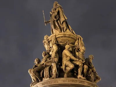 Памятник Екатерине Великой в Санкт-Петербурге Стоковое Фото - изображение  насчитывающей скульптура, лето: 149260146