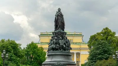 Екатерининский сквер и памятник Екатерине II на площади Островского