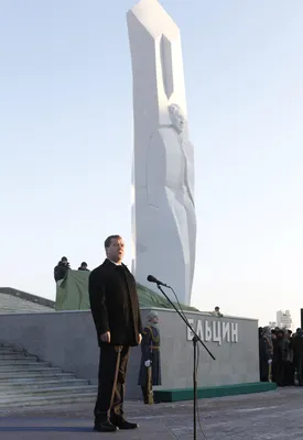 В Екатеринбурге подожгли памятник Ельцину - Рамблер/финансы