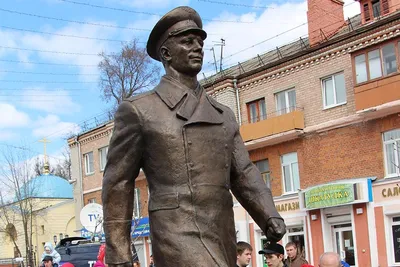 На Сахалине выбросили памятник Гагарину на свалку. Видео