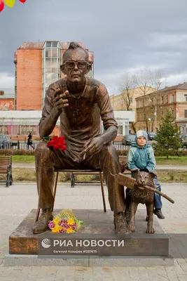 Памятник Л.Гайдаю и героям его фильмов Трусу, Балбесу и Бывалому установили  в Иркутске _russian.china.org.cn