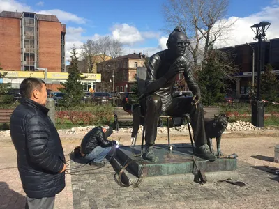 Памятник Гайдаю и героям его фильмов в Иркутске