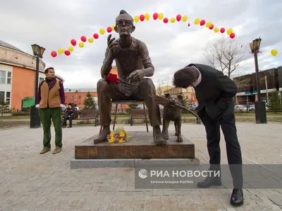 Руки Труса и Балбеса, динамит Барбосу вернули после ремонта памятника Гайдаю  в Иркутске - PrimaMedia.ru