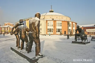 Памятник Леониду Гайдаю в городе \"Иркутск\"