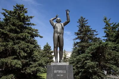 Памятник Челнокам в Белгороде | Описание и фото