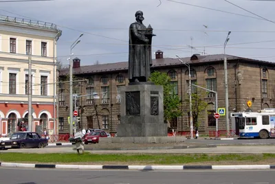 Путешествия и Туризм с YouGid - Памятник Ярославу Мудрому в городе Ярославль.  Это тот самый знакомый всем памятник, изображенный на российской купюре  1000 рублей. Подробнее о памятнике на нашем сайте: 📌  https://yougid.ru/marker/23778/ #